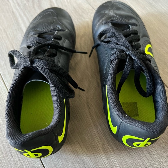 Nike Tiempo Kids Cleats Soccer Sz 1Y Black/Neon - Picture 4 of 9